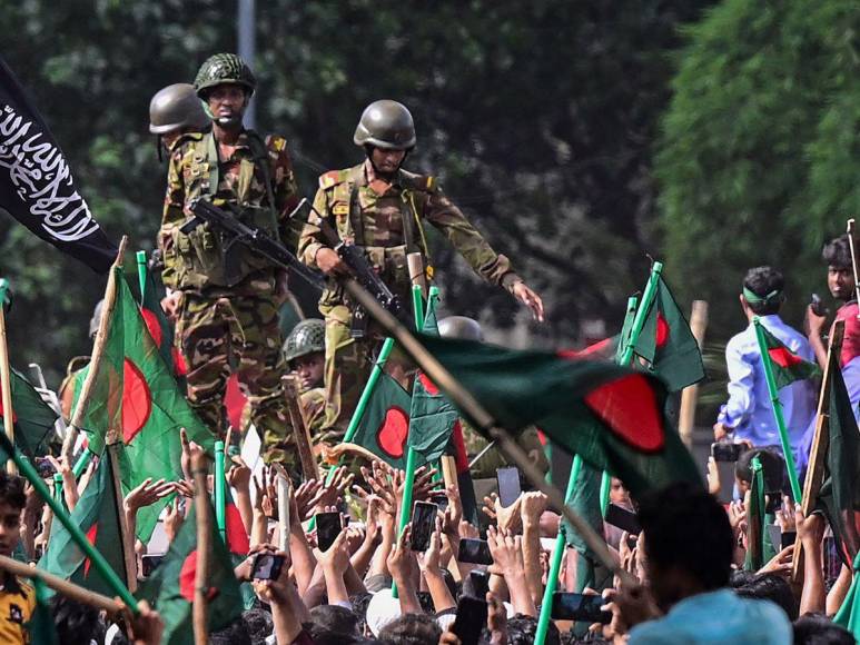 Militares forman gobierno interino en Bangladesh tras dimisión de primera ministra