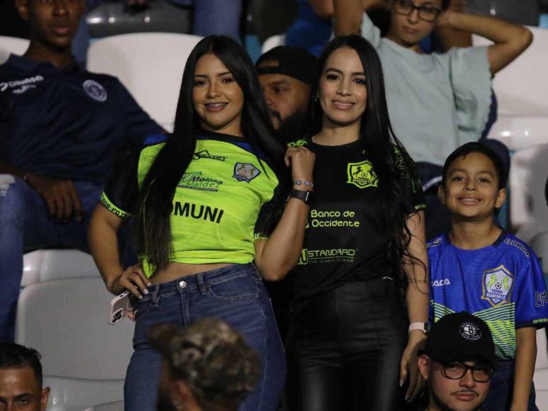 Stephanie Lobo, la aficionada que con su belleza engalana los partidos del Olancho FC