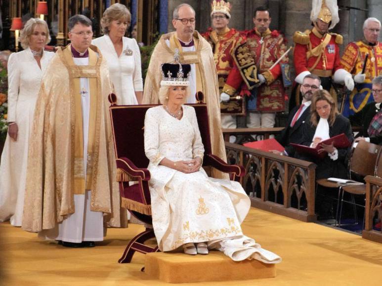 ¿Cuál es significado oculto en los bordados del vestido de la reina Camila durante su coronación?