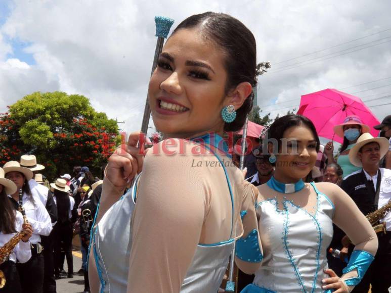 Jennifer García, la bella representante del Instituto Central Vicente Cáceres en los desfiles