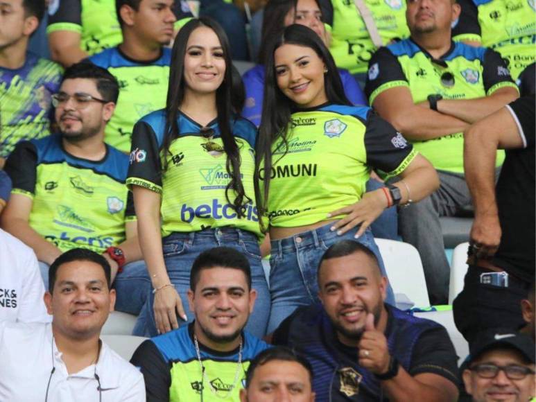 Stephanie Lobo, la aficionada que con su belleza engalana los partidos del Olancho FC