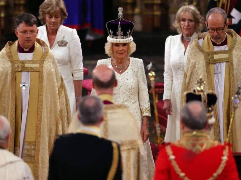 ¿Cuál es significado oculto en los bordados del vestido de la reina Camila durante su coronación?