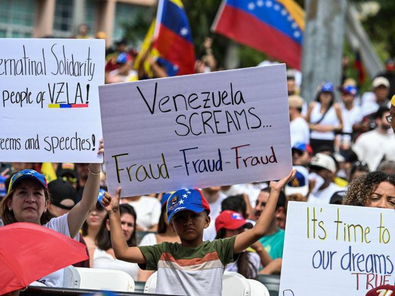 Miles de venezolanos salen a las calles en contra de ratificación de Maduro como presidente