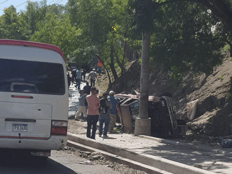 Imágenes del brutal choque de una rastra en El Carrizal; hay dos muertos