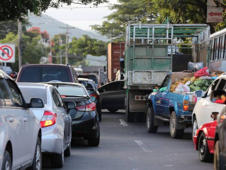 Cientos de capitalinos caminaron dos horas por toma en salida al sur de la capital