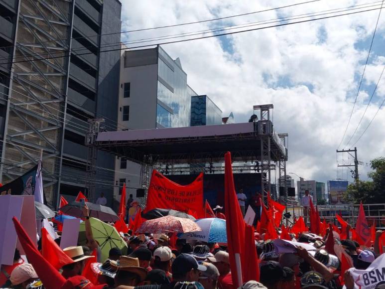 Multitudinaria marcha de simpatizantes de Libre se moviliza hacia Casa Presidencial