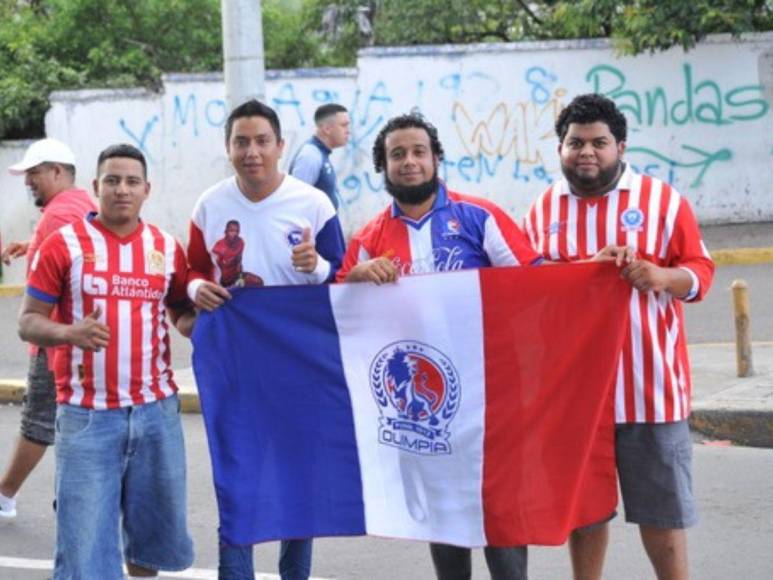 Graderías llenas y la llegada de la Ultra Fiel: ambiente de fiesta en el Olimpia vs. Motagua