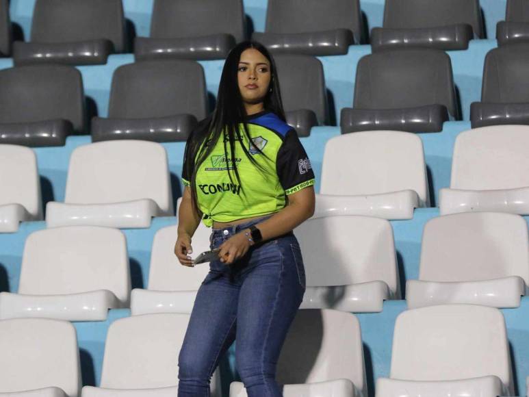 Stephanie Lobo, la aficionada que con su belleza engalana los partidos del Olancho FC