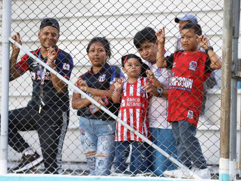 ¡Con todo para apoyar a sus equipos! El ambiente del Olimpia - Victoria en el Estadio Chelato Uclés