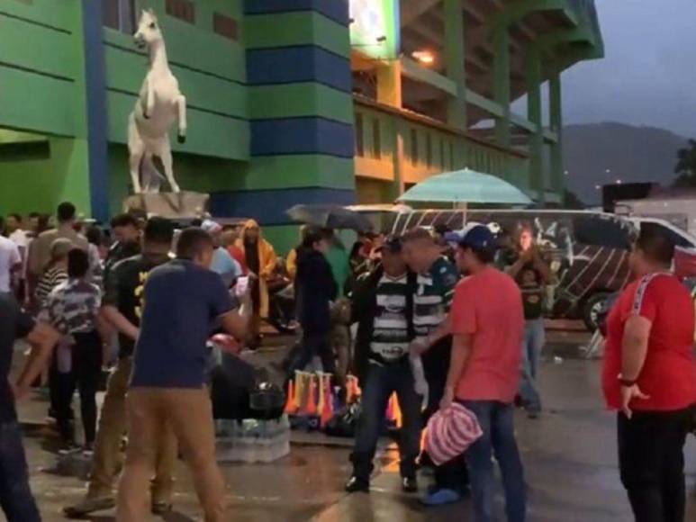 Bajo la lluvia, llegan las personas para ver la final entre el Juticalpa FC y el Lone FC