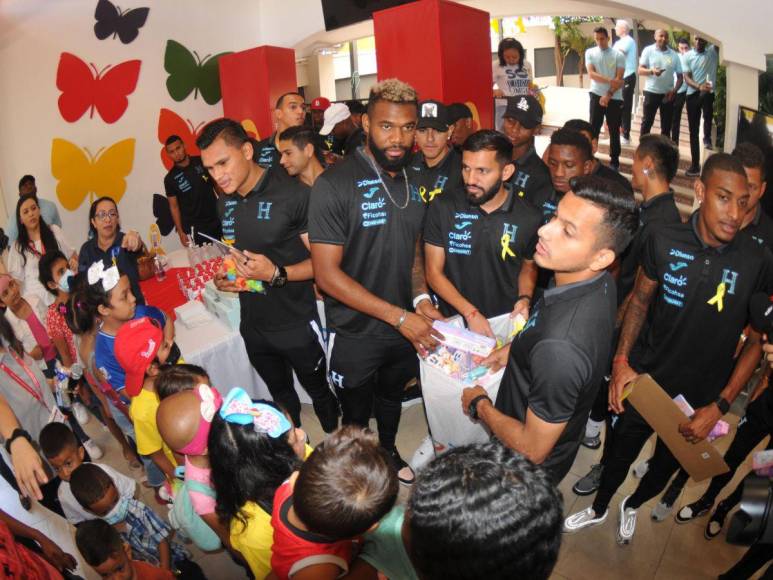 Selección de Honduras regala felicidad en el Día del Niño en la Fundación contra el cáncer en Tegucigalpa