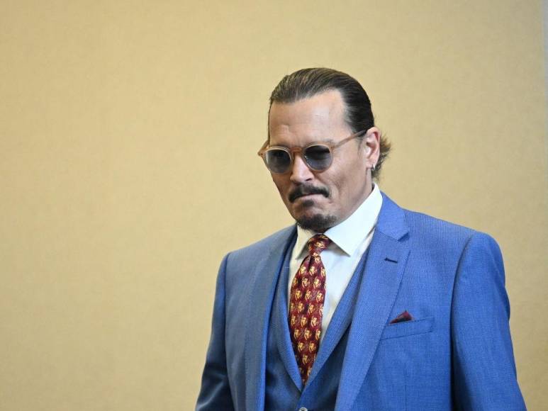 Tocando la guitarra y cantando clásicos de rock: Así espera Johnny Depp la sentencia del juicio contra Amber Heard