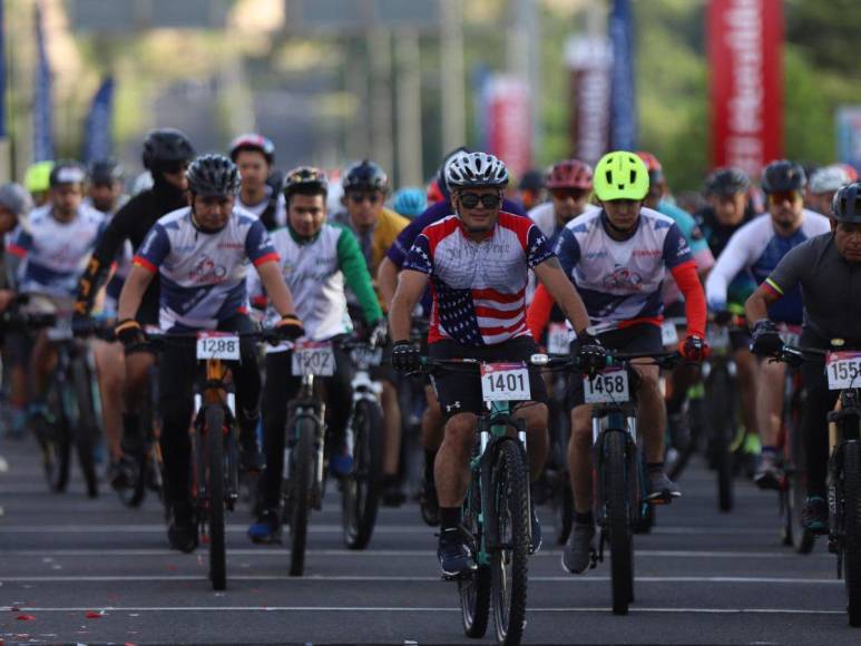 Grandes y pequeños disfrutan de la Vuelta Ciclística 2023 de EL HERALDO