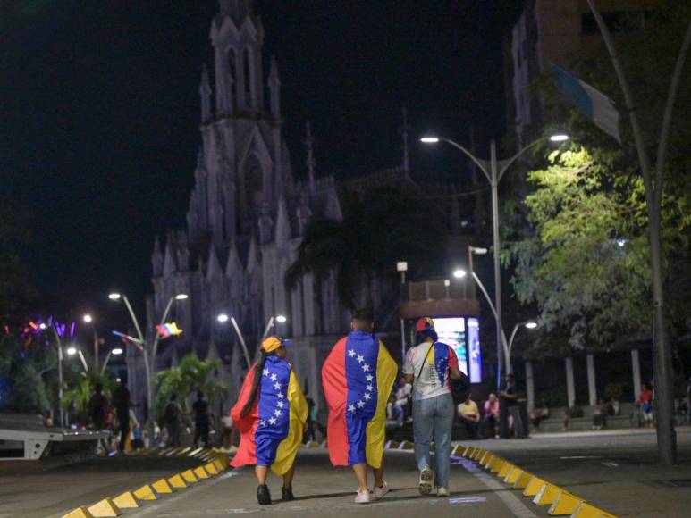 “Ay, mi papá”: Dan último adiós a muertos en protestas en Venezuela