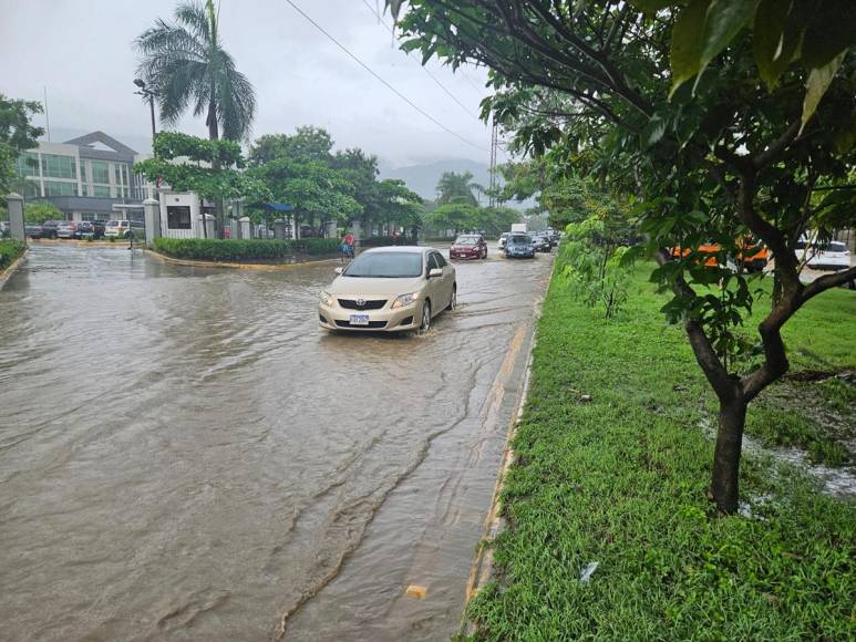 Lluvias por frente frío dejan calles inundadas en el norte de Honduras