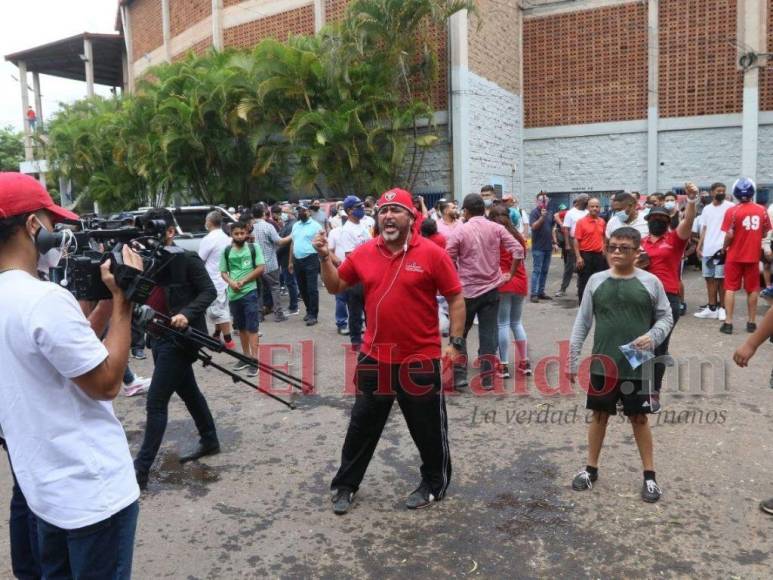 Gritos de “traidor” y agresiones a Salvador Nasralla: Así se vivió el zafarrancho en la Villa Olímpica