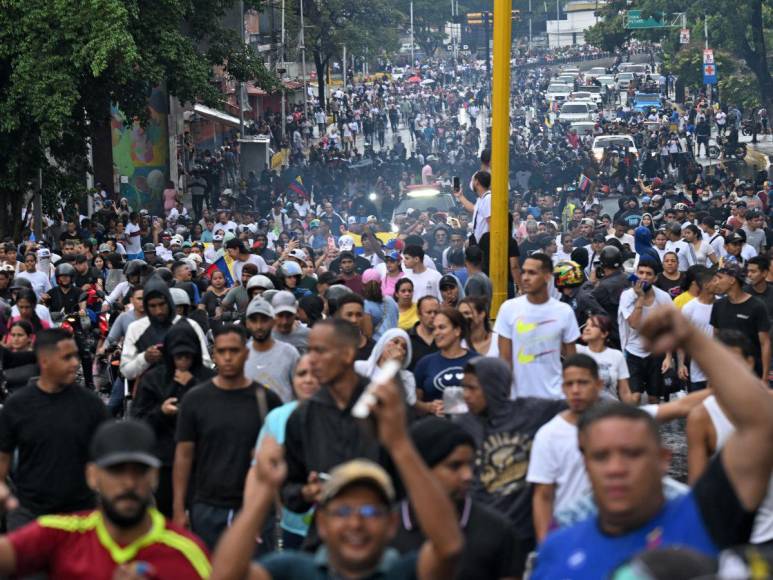 Cacerolazos, gritos y pancartas de fraude: protestas contra triunfo de Maduro en Venezuela