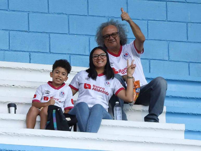 ¡Con todo para apoyar a sus equipos! El ambiente del Olimpia - Victoria en el Estadio Chelato Uclés