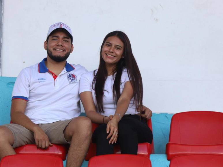 Bellas chicas roban miradas en el clásico Olimpia- Marathón en el Nacional