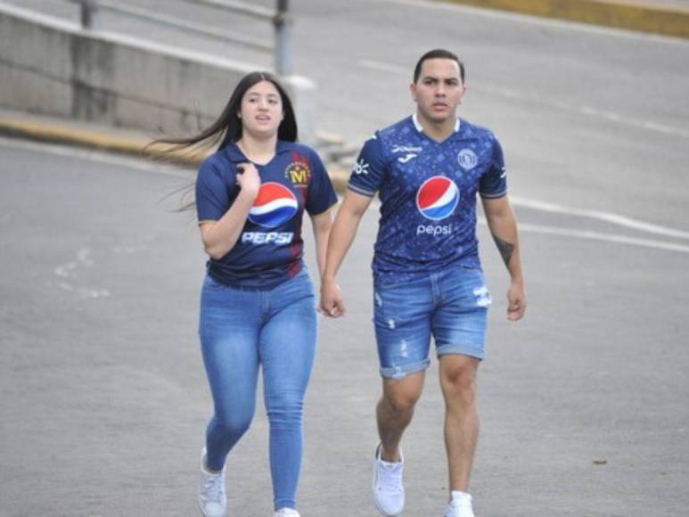 Graderías llenas y la llegada de la Ultra Fiel: ambiente de fiesta en el Olimpia vs. Motagua