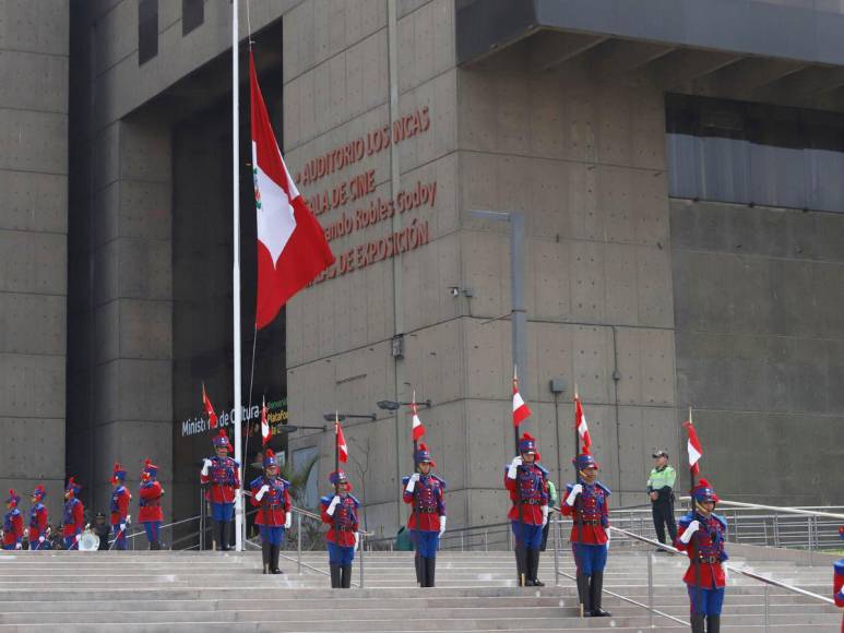 Fujimori recibe honores de Estado previo a su velorio en Lima, Perú