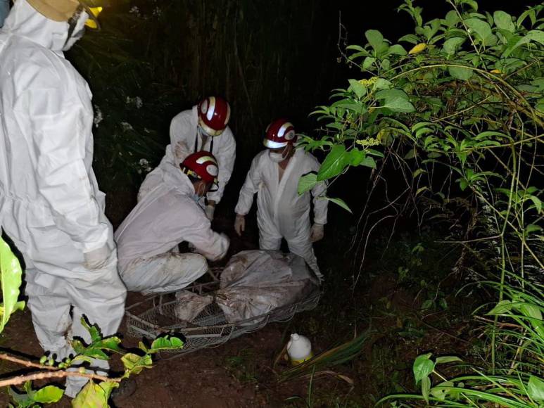 Semienterrado encuentran el cadáver de una mujer en Santa Bárbara