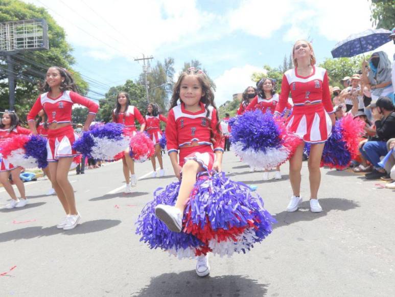 Azul turquesa, alegría y devoción: así es el ambiente en los desfiles en Honduras