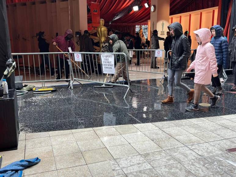 Pese a las fuertes lluvias, preparativos para los premios Oscar no se detienen