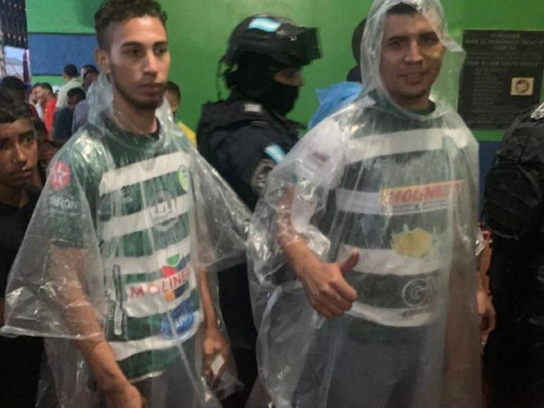 Bajo la lluvia, llegan las personas para ver la final entre el Juticalpa FC y el Lone FC