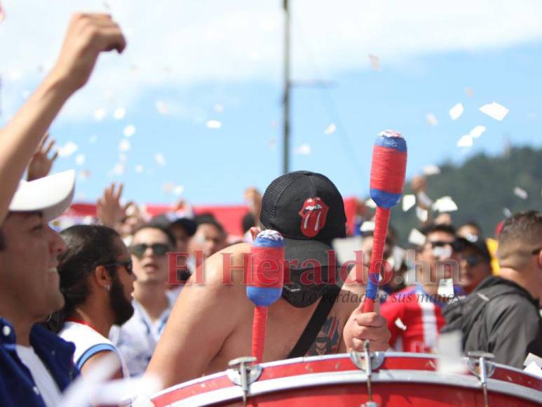 Pasión y amor por los colores: El carnaval de la Ultra Fiel previo al clásico Olimpia vs Real España