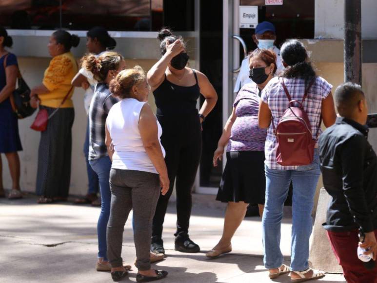 Familiares enfrentan el dolor en las afueras de la morgue tras la matanza en PNFAS