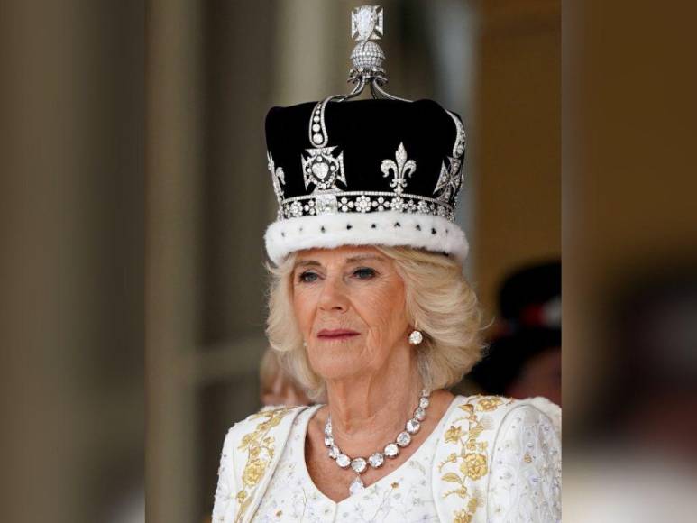 ¿Cuál es significado oculto en los bordados del vestido de la reina Camila durante su coronación?