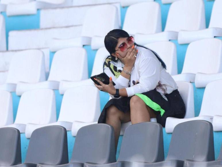 Bellas chicas roban miradas en el clásico Olimpia- Marathón en el Nacional