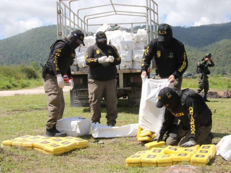 Queman más de cuatro toneladas de cocaína que fueron decomisadas a colombianos en el Caribe