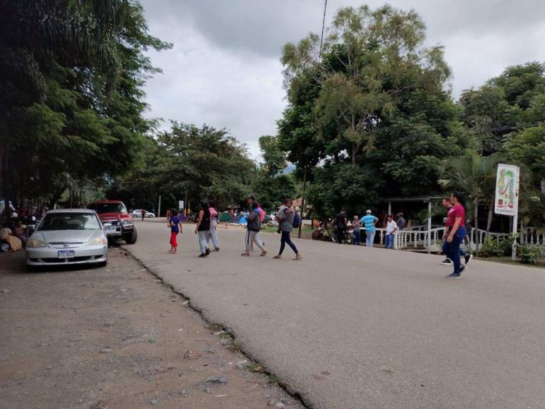 Migrantes siguen varados en Danlí; denuncian contaminación de ambientes por falta de sanitario