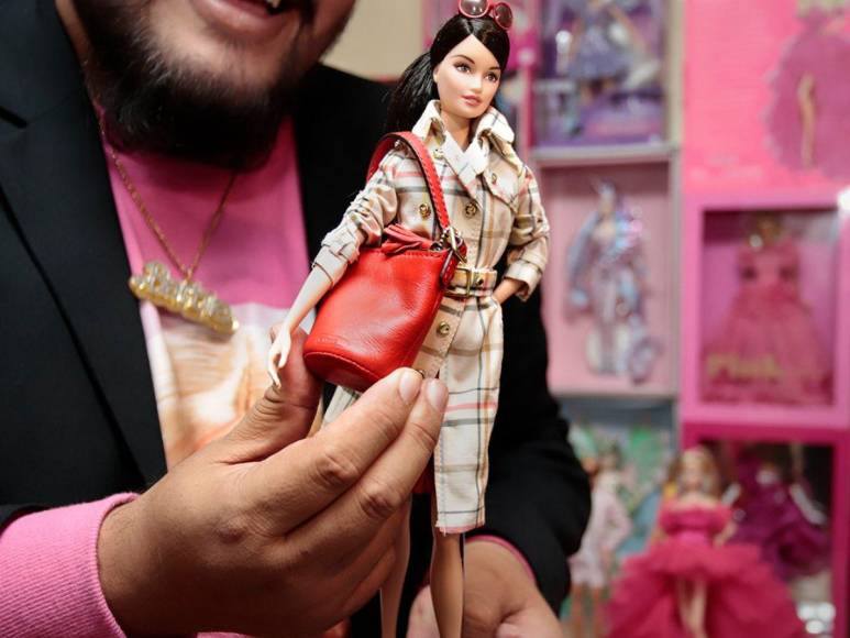 Del quirófano al mundo de Barbie: La sorprendente colección de más de 200 muñecas de cirujano mexicano