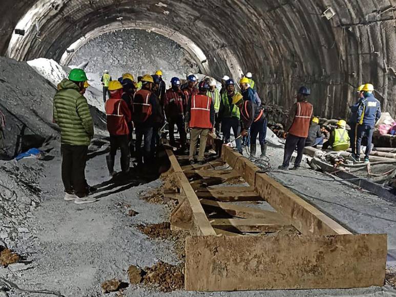 India: tercer día de rescate de 40 obreros atrapados en un túnel