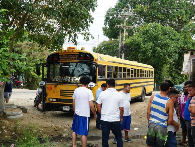 Un muerto y diez buses dañados: Imágenes del enfrentamiento entre policías y pobladores de El Ocotillo, SPS