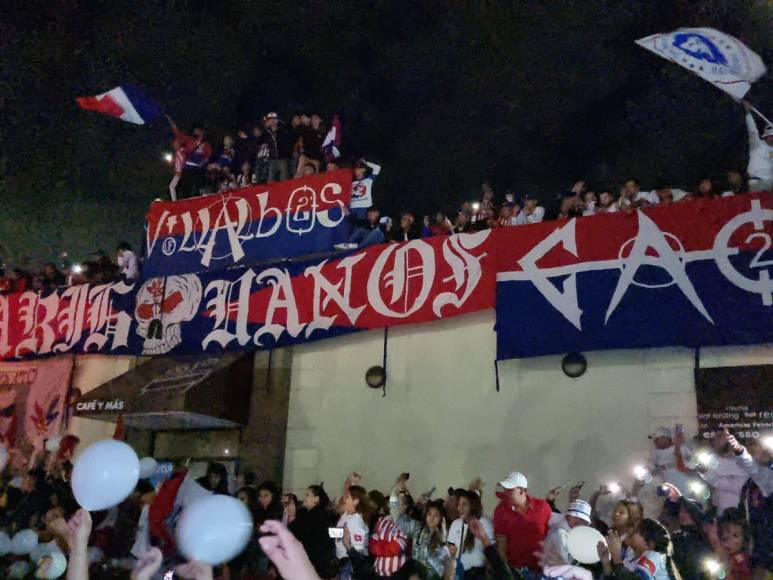 Aficionados del Olimpia celebran la conquista de la 37 en la capital