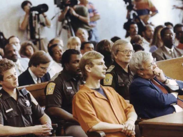 Cómo fueron los últimos días de vida de Jeffrey Dahmer, el asesino serial que sembró el terror en Milwaukee