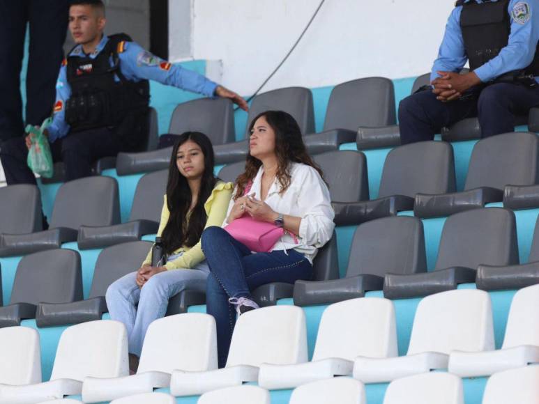 Bellas chicas roban miradas en el clásico Olimpia- Marathón en el Nacional