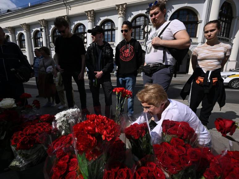 “Los enemigos lo mataron, pero esperamos venganza”: Seguidores de Prigozhin exigen justicia y lo despiden con altares