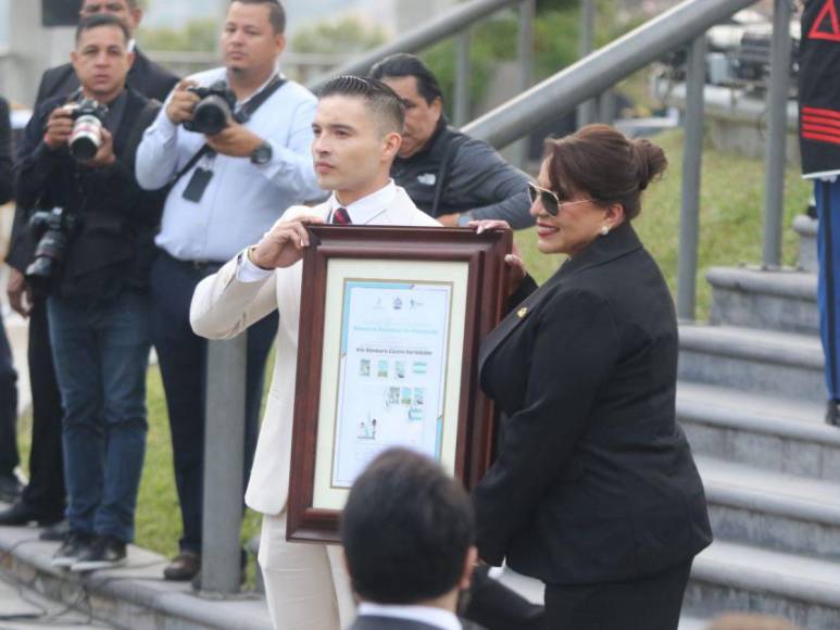 Así fue la ceremonia de izamiento de la Bandera Nacional que inauguró las fiestas patrias