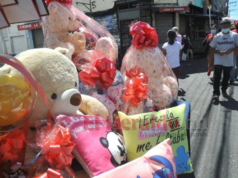 Comercios y calles se llenan de flores y detalles por el Día de San Valentín (Fotos)