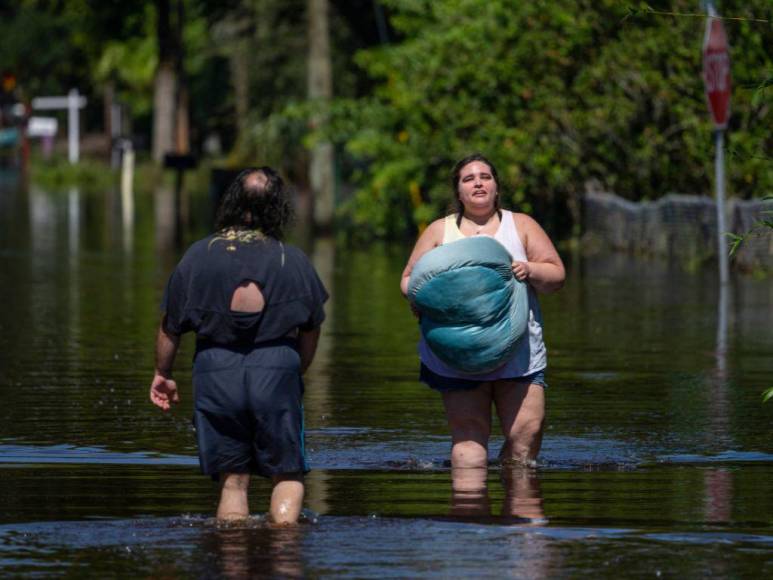 El huracán Ian deja miedo, inundaciones y árboles caídos en el suroeste de Florida