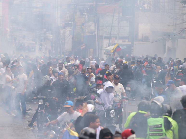 Policía venezolana reprime a manifestantes que protestan por supuesto fraude