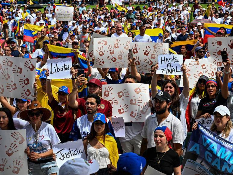 Miles de venezolanos salen a las calles en contra de ratificación de Maduro como presidente