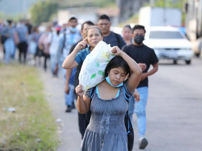 Cientos de capitalinos caminaron dos horas por toma en salida al sur de la capital