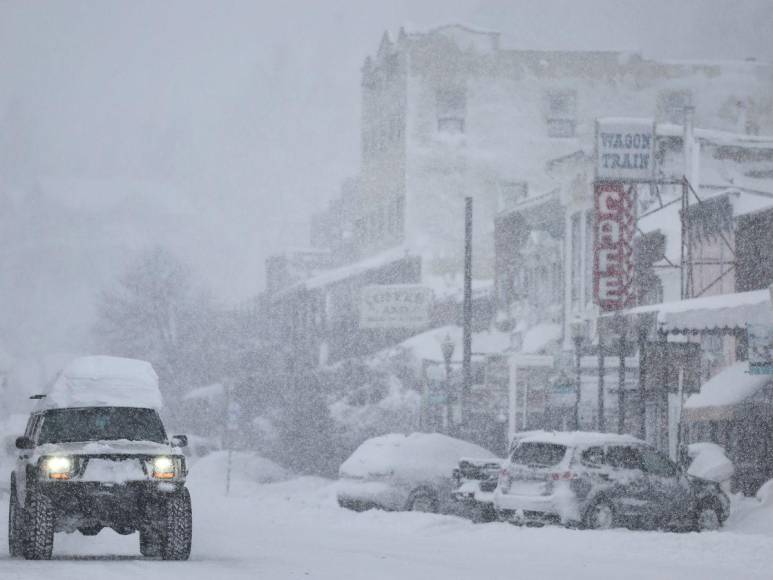 Intensa nevada paraliza California, EUA; miles de personas sin electricidad