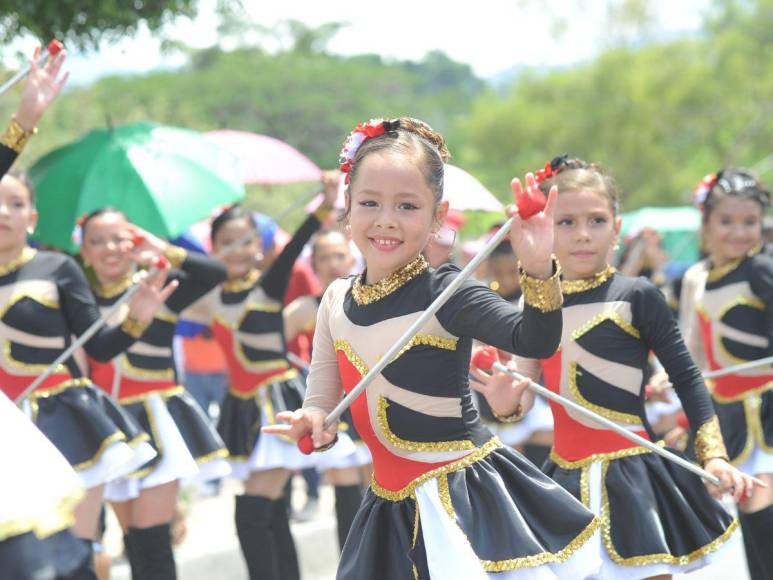 Así resaltaron las palillonas y pomponeras de primaria en las fiestas de independencia 2023